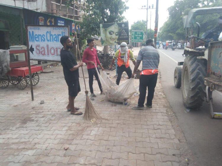 नगर निगम ने युद्धस्तर पर अभियान चलाकर कुछ ही घंटों में साफ कराया परिक्रमा मार्ग