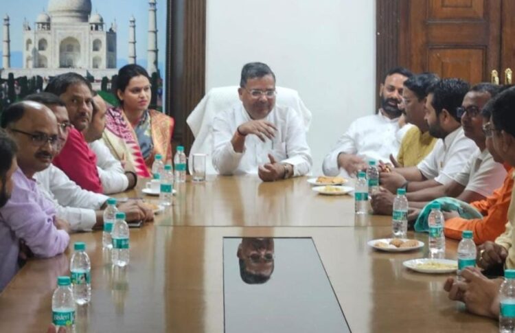 आगरा के प्रभारी मंत्री जयवीर सिंह ने सपा मुखिया को गुंडों का सरगना बताया