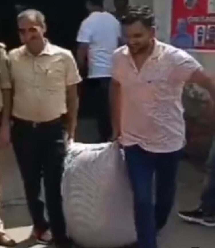 कंबल के बोरे  में पार्सल के रूम में मंगाया था नशीला पदार्थ, जीआरपी ने पकड़ा