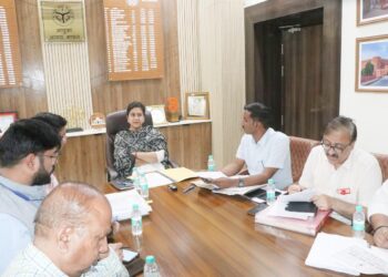 सभी सड़कें गढ्ढामुक्त बनाई जाएं – तीखे तेवर में बोलीं कमिश्नर