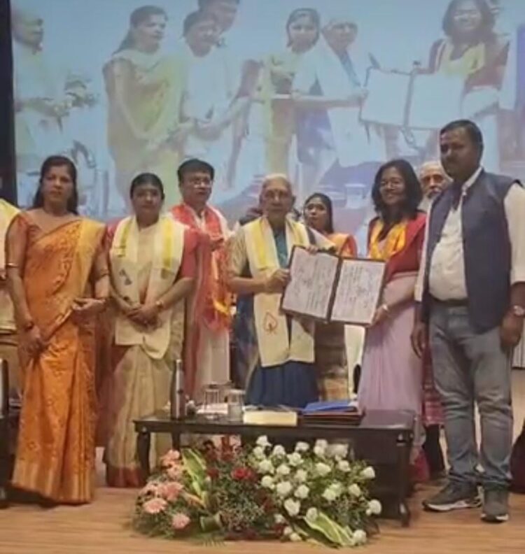 दीक्षांत समारोह में छात्र-छात्राओं पर बरसे मेडल, कुलाधिपति बोलीं देश और समाज की सेवा करनी है