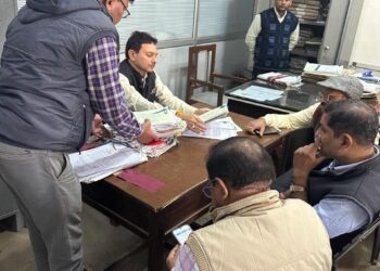 जन्म-मृत्यु प्रमाण पत्र कार्यालय में अपर नगरायुक्त के छापे से हड़कंप, जब्त की फाइलें