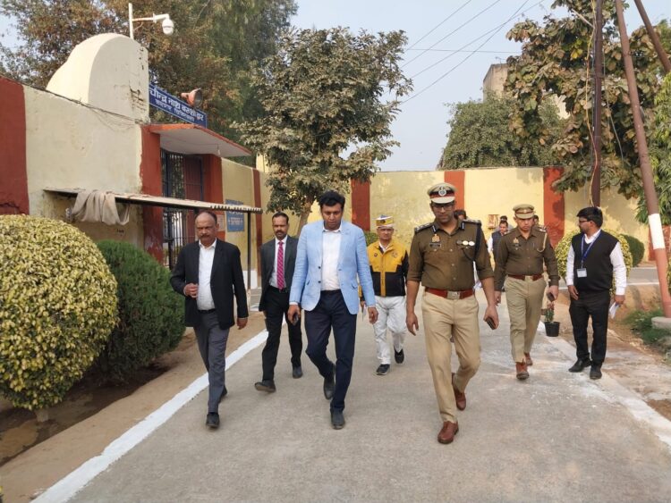 केंद्रीय कारागार में निरीक्षण पर पहुंचे जिला जज व जिलाधिकारी, देखीं व्यवस्थाएं