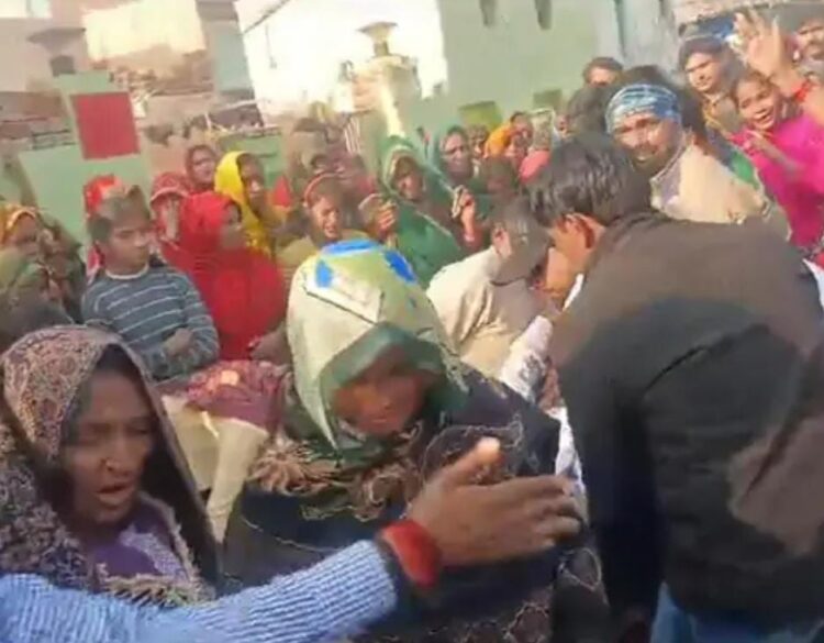 ताजगंज में पेड़ पर लटका मिला शव, घर वालों ने लगाया हत्या का आरोप