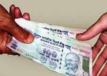 50 हजार की रिश्वत लेते हुए बीएसए का बाबू गिरफ्तार