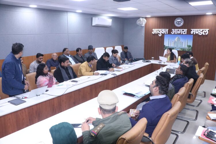 ताज महोत्सव की अधूरी तैयारियों को लेकर कमिश्नर हुईं नाराज