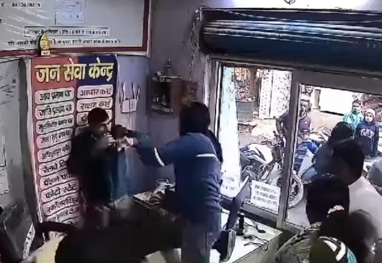 महिला पार्षद की दबंगई, जन सेवा केंद्र संचालक से समर्थकों साथ की मारपीट