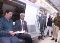 मंडलायुक्त ने आगरा मेट्रो में सफर कर देखी सुविधाएं