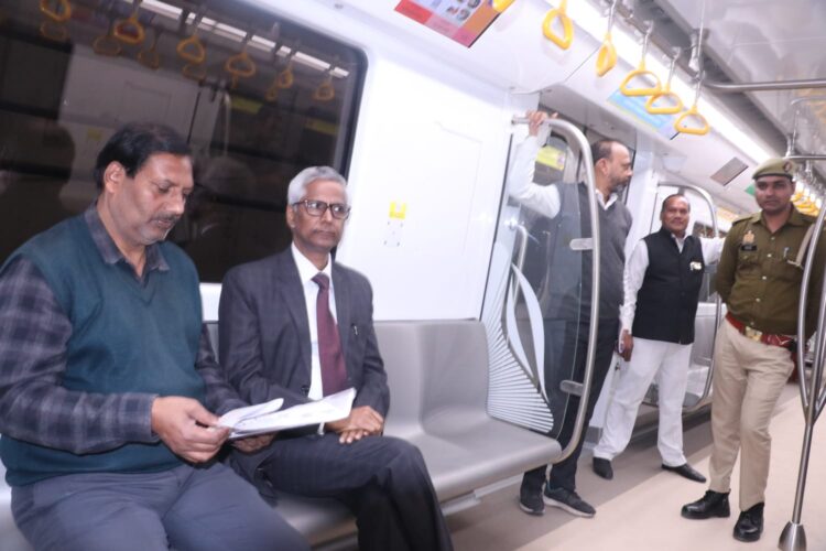 मंडलायुक्त ने आगरा मेट्रो में सफर कर देखी सुविधाएं