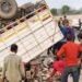 गाड़ी पलटने के बाद उसमें से शराब की बोतलें निकलता देख मची लूट