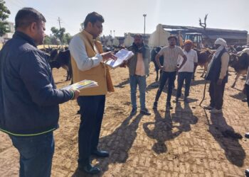 जिलाधिकारी ने बाईपुर में गौशालाओं का किया आकस्मिक निरीक्षण