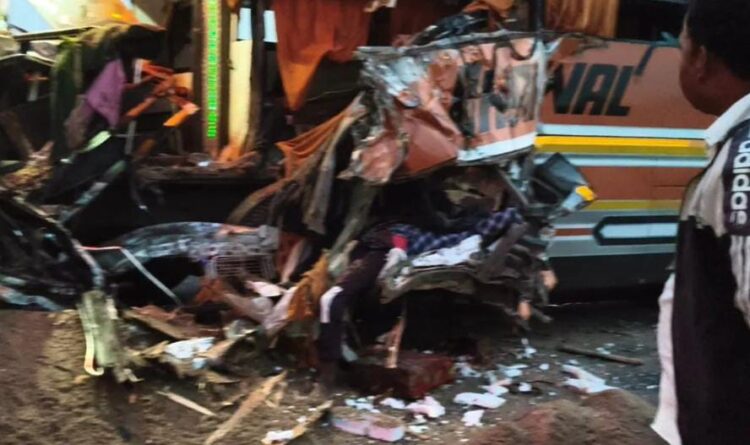 स्लीपर कोच बस आगे चल रहे ट्रक में घुसी, चार की मौत, कई घायल