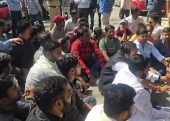 आगरा विकास प्राधिकरण कार्यालय पर भाजयुमो कार्यकर्ताओं ने की तालाबंदी