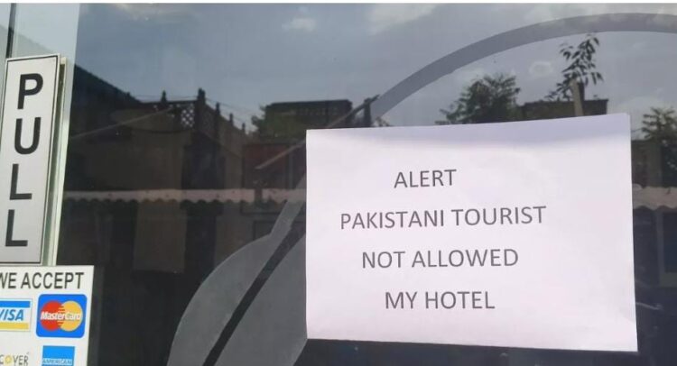 आगरा के होटलों में लगाए गए ‘पाकिस्तानी नाट अलाउड’ के पोस्टर
