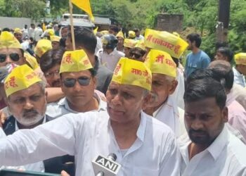 बघेल के आवास पर जाने की जिद पर अड़े हुए धनगर समाज के लोगों को पुलिस ने रोका