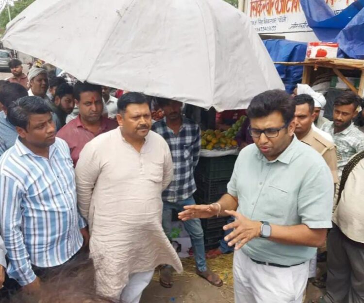 सब्जी मंडी में गंदगी को देखकर नाराज हो गए जिलाधिकारी