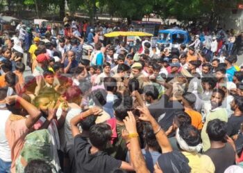 एक्सीडेंट से गुस्साए लोगों ने शव रखकर लगाया जाम, पथराव के बाद पुलिस ने किया लाठीचार्ज