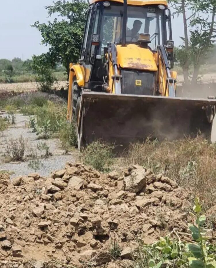 प्राधिकरण का ताजगंज में 20 बीघा में बन रही अवैध कॉलोनी पर चला बुलडोजर