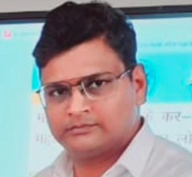 किताबें नहीं बांटने पर बीईओ सैंया हुआ निलंबित