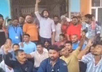 नगर निगम इंस्पेक्टर और कर्मचारियों पर मुकदमा दर्ज होने के बाद कर्मचारियों ने नगर निगम कार्यालय में लगाया ताला