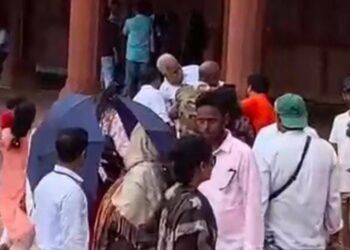 ताजमहल देखने आए दिल्ली के बुजुर्ग पर्यटक की तबीयत बिगड़ी, हुआ बेहोश
