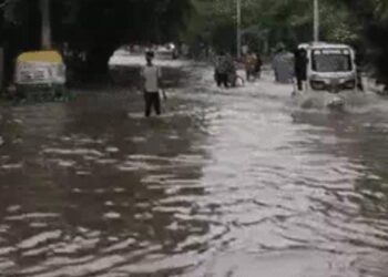 आगरा में भारी बारिश से जगह-जगह हुआ जलभराव, स्मार्ट सिटी की फिर से खुली पोल