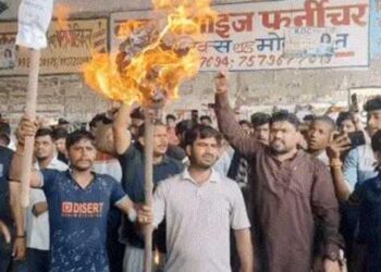 महाराणा प्रताप के बोर्ड उखाड़ने पर आक्रोशित हुए लोग, हंगामा करते हुए फूंका इंस्पेक्टर सिकंदरा का पुतला