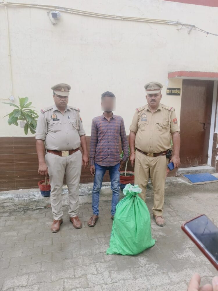 एत्मादपुर पुलिस ने पकड़ा 10 किलो अवैध गांजा