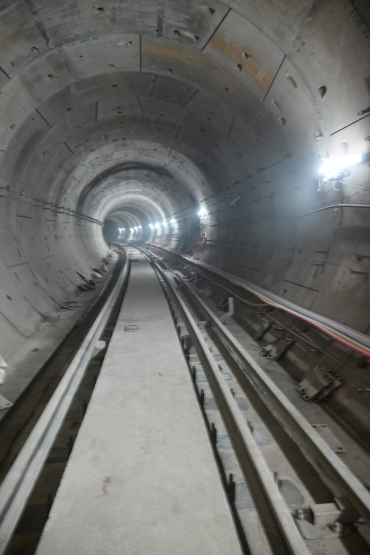 आरबीएस से आगरा कॉलेज मेट्रो स्टेशन तक अप लाइन में ट्रैक बिछाने का काम पूरा