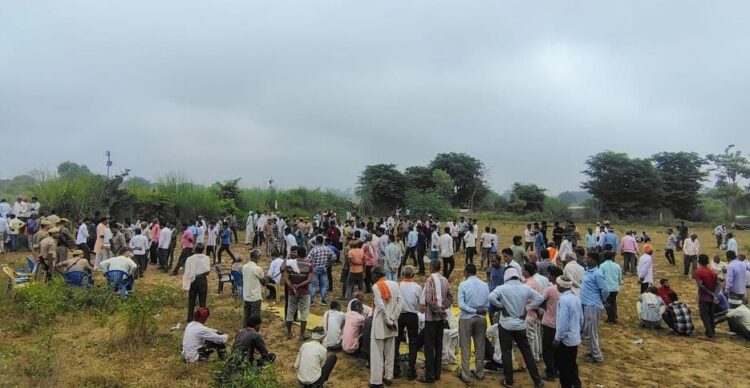 उटांगन नदी में डूबे 13 लोगों में से पांच के शव मिले, सात की तलाश जारी, गुस्साए ग्रामीणों ने जाम लगाकर एसडीएम की गाड़ी पर किया पथराव