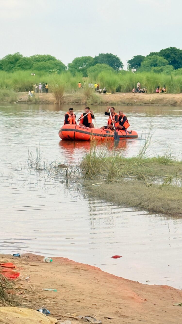 नदी में 15 से 20 फीट नीचे आज सुबह दो शव और मिले, अब तक मिल चुके दस, बचे हुए दो के लिए तलाश जारी