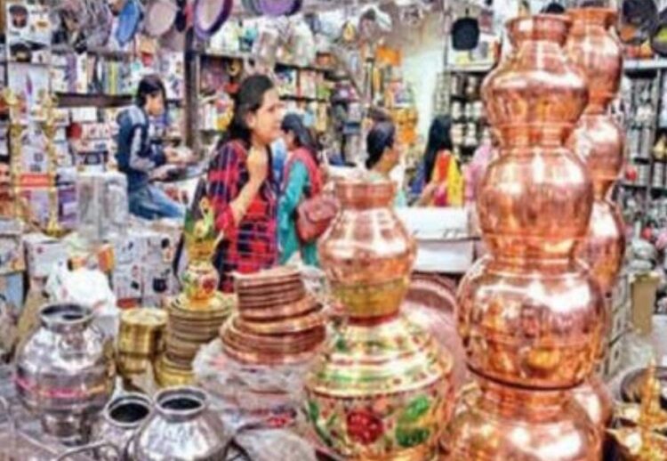 रंग-बिरंगी रोशनी से बाजार और शोरूम जगमगा रहे