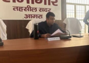 समाधान दिवस में डीएम से एक बुजुर्ग पिता बोला बेटा मेरे साथ मारपीट करता है और घर से निकाल रहा है, एसडीएम ने नहीं की सुनवाई