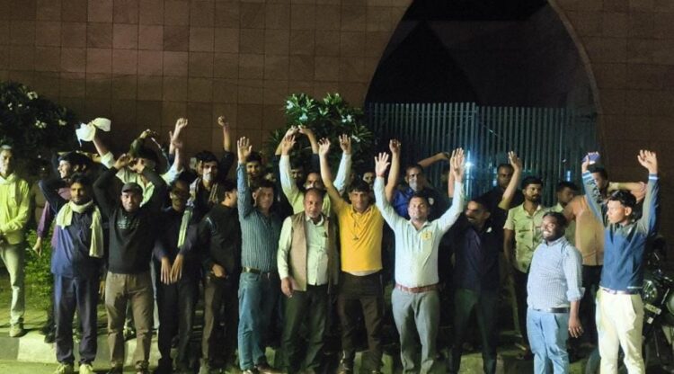 बोनस नहीं मिलने पर आगरा-लखनऊ एक्सप्रेस वे पर 9 घंटे कर्मचारी रहे हड़ताल पर, फ्री में निकलते रहे वाहन