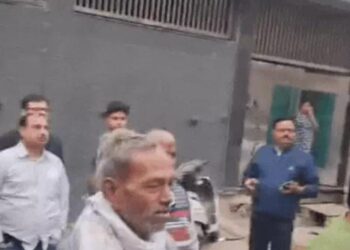 कमला नगर में भाजपा पार्षद ने स्कूटी सवार को पीटा, हंगामा