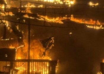 शाहगंज में सत्तो लाला फूड कोर्ट में लगी भीषण आग