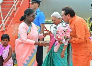 राष्ट्रपति द्रौपदी मुर्मू के आगरा एयरपोर्ट पहुंचने पर हुआ भव्य स्वागत