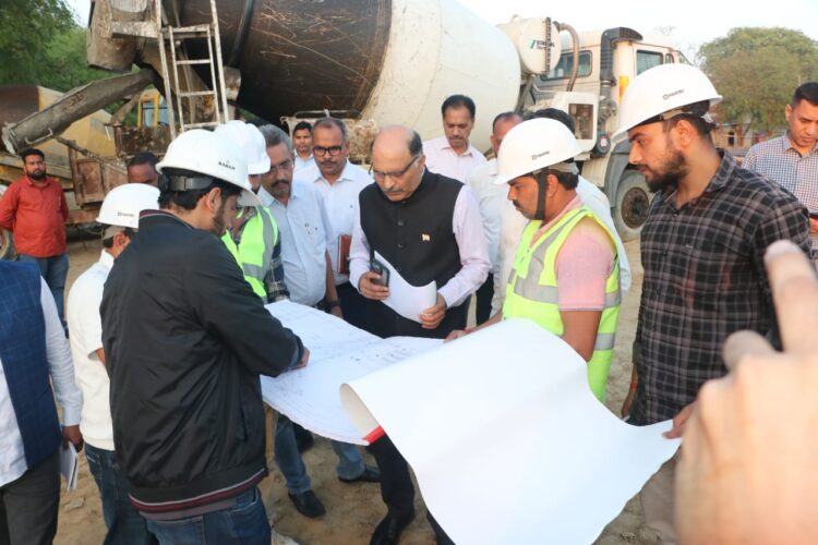 शिल्पग्राम परिसर में निर्माणाधीन यूनिटी मॉल का कार्य धीमा होने पर मंडलायुक्त हुए नाराज