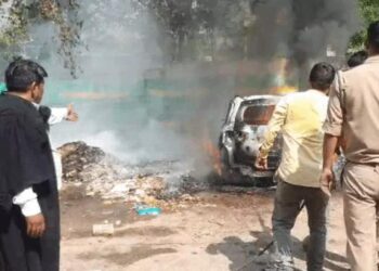 दीवानी परिसर की पार्किंग में पांच कारों में लगी आग