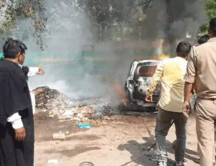 दीवानी परिसर की पार्किंग में पांच कारों में लगी आग