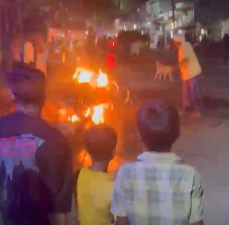 चलती बुलेट बनी आग का गोला, मची अफरा-तफरी, राहगीरों ने समय रहते बुझाई लपटें
