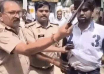 एत्मादपुर पुलिस के तमंचा पकड़ने की स्टाइल ने उड़वा दी खिल्ली
