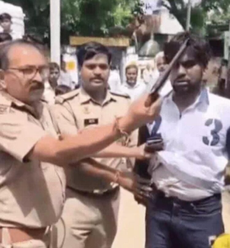 एत्मादपुर पुलिस के तमंचा पकड़ने की स्टाइल ने उड़वा दी खिल्ली
