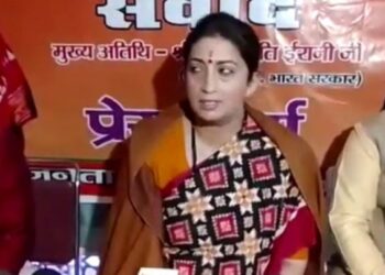 स्मृति ईरानी ने आगरा में मांगे वोट, विपक्षियों पर साधा निशाना