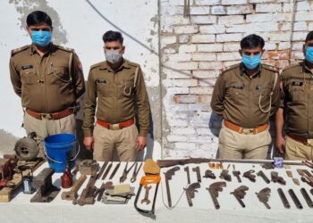 एत्मादपुर पुलिस ने जंगल में पकड़ी अवैध असलहा की फैक्ट्री