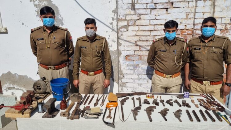 एत्मादपुर पुलिस ने जंगल में पकड़ी अवैध असलहा की फैक्ट्री