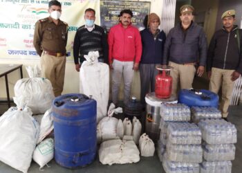 पुलिस ने पकड़ी अवैध शराब बनाने की फैक्ट्री