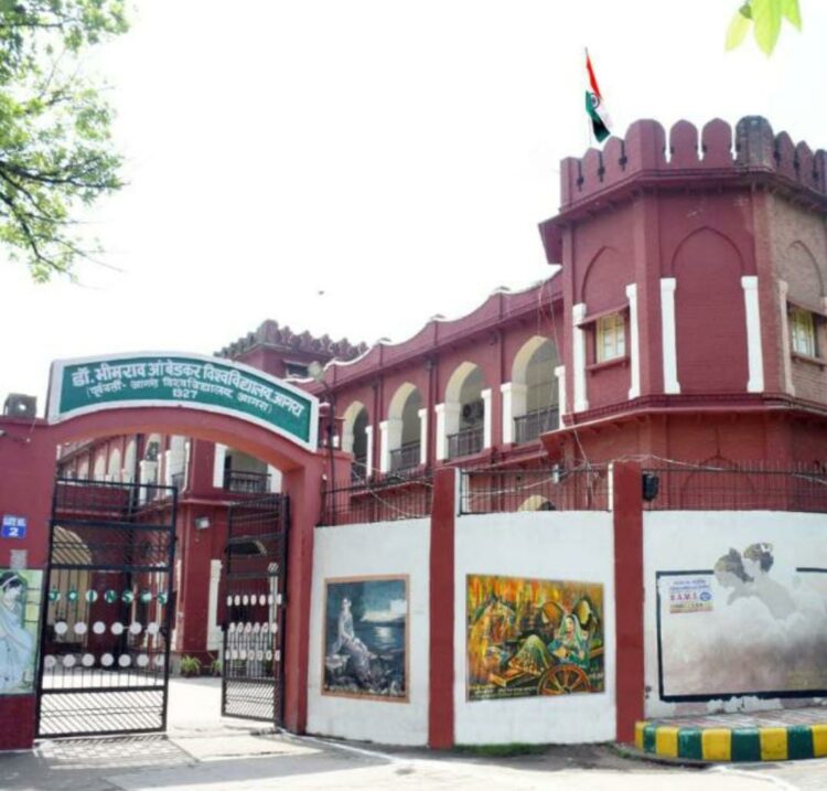 DLA में खबर प्रकाशित होने के बाद नामांकन विभाग में आवेदनों की पेंडेंसी देखने पहुंचे अधिकारी