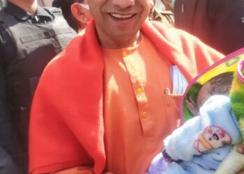 मुख्यमंत्री योगी आदित्यनाथ अचानक पहुंचे आगरा, नन्हे बच्चे को खिलाया गोदी में