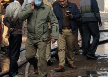 एत्माद्दौला में सोल बनाने की फैक्ट्री में लगी आग